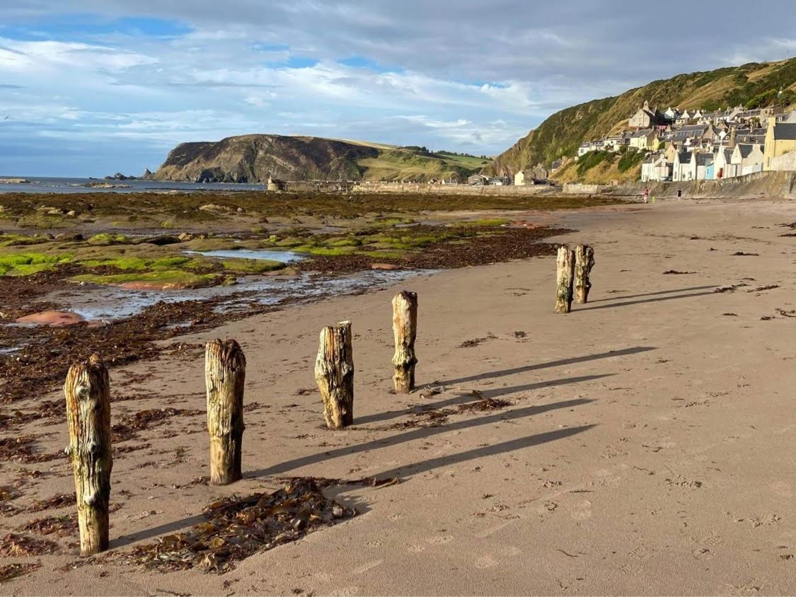 Bellevue Holiday Cottage Gardenstown Bagian luar foto